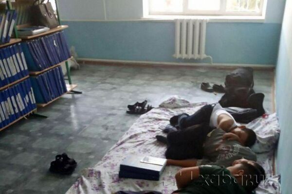 В школе-интернате Сурхандарьи оправдались за снимки с детьми на полу - Sputnik Узбекистан