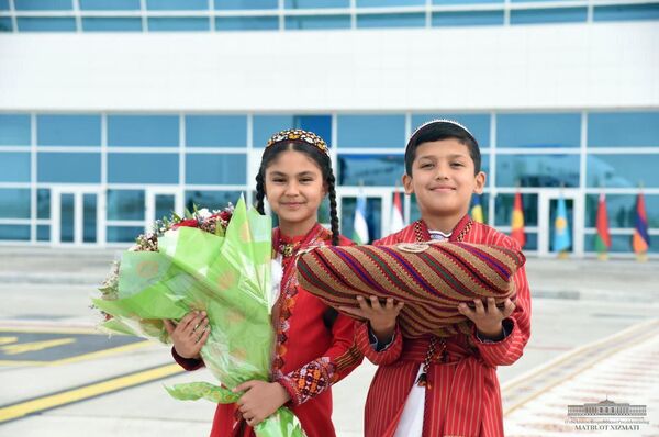 Мирзиёев прилетел в Ашхабад: кто встретил высокого гостя Мирзиёев прилетел в Ашхабад: кто встретил высокого гостя - Sputnik Узбекистан