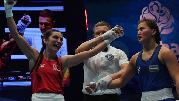 Слева направо: Кэррис Артингстолл (Англия), победившая в поединке 1/4 финала Ёдгорой Мирзаеву (Узбекистан)  - Sputnik Узбекистан
