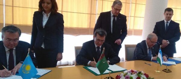 Abdulaziz Kamilov prinyal uchastie v seremonii podpisaniya Protokola ob obmene gramotami o ratifikatsii Dogovora mejdu Respublikoy Uzbekistan, Respublikoy Kazaxstan i Turkmenistanom o rayone tochki stika Gosudarstvennix granis trox gosudarstv Abdulaziz Kamilov prinyal uchastie v seremonii podpisaniya Protokola ob obmene gramotami o ratifikatsii Dogovora mejdu Respublikoy Uzbekistan, Respublikoy Kazaxstan i Turkmenistanom o rayone tochki stika Gosudarstvennix granis trox gosudarstv - Sputnik O‘zbekiston