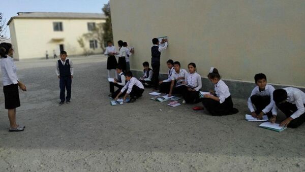 Школьники на полу: в узбекских соцсетях появились скандальные снимки - Sputnik Узбекистан