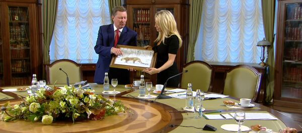 Хранителю самки леопарда Памеле Андерсон вручили фото ее крестницы - Sputnik Узбекистан