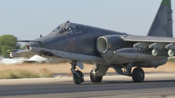 Вылет на боевое задание российского штурмовика Су-25 с авиабазы в Сирии - Sputnik Узбекистан