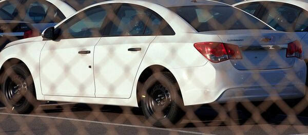 На автостоянке возле завода General Motors - Sputnik Ўзбекистон