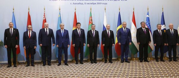 Президент РФ Владимир Путин на церемонии совместного фотографирования Совета глав государств Содружества Независимых Государств (СНГ). Слева направо: президент Азербайджана Ильхам Алиев, премьер-министр Армении Никол Пашинян, президент Белоруссии Александр Лукашенко, президент Казахстана Касым-Жомарт Токаев, президент Киргизии Сооронбай Жээнбеков, п.резидент, председатель кабинета министров Туркмении Гурбангулы Бердымухамедов. Справа налево: председатель Исполнительного комитета - исполнительный секретарь Содружества Независимых Государств (СНГ) Сергей Лебедев, президент Узбекистана Шавкат Мирзиёев, президент Таджикистана Эмомали Рахмон и президент Молдавии Игорь Додон.  Президент РФ Владимир Путин на церемонии совместного фотографирования Совета глав государств Содружества Независимых Государств (СНГ). Слева направо: президент Азербайджана Ильхам Алиев, премьер-министр Армении Никол Пашинян, президент Белоруссии Александр Лукашенко, президент Казахстана Касым-Жомарт Токаев, президент Киргизии Сооронбай Жээнбеков, п.резидент, председатель кабинета министров Туркмении Гурбангулы Бердымухамедов. Справа налево: председатель Исполнительного комитета - исполнительный секретарь Содружества Независимых Государств (СНГ) Сергей Лебедев, президент Узбекистана Шавкат Мирзиёев, президент Таджикистана Эмомали Рахмон и президент Молдавии Игорь Додон. - Sputnik Ўзбекистон