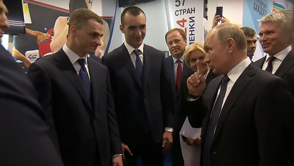 Путину подарили боксёрскую перчатку с бриллиантами - Sputnik Узбекистан