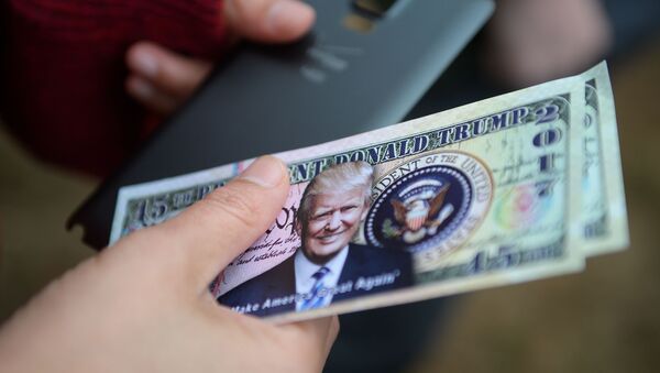 Сувенирные банкноты с изображением 45-го президента США Дональда Трампа.  - Sputnik Ўзбекистон