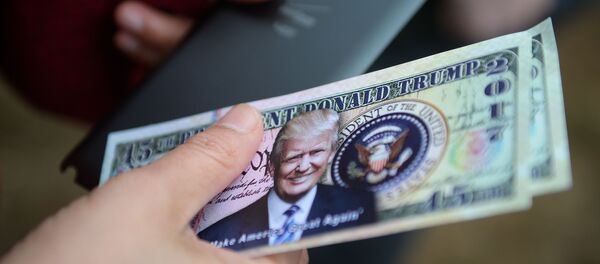 Сувенирные банкноты с изображением 45-го президента США Дональда Трампа.  - Sputnik Ўзбекистон