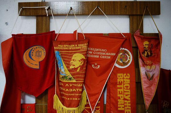 Наградные вымпелы в музее советского быта Сделано в СССР в Екатеринбурге - Sputnik Узбекистан