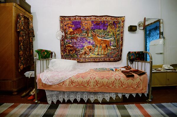 Вещи в комнате, воссоздающей обстановку квартиры пенсионерки, в музее советского быта Сделано в СССР в Екатеринбурге - Sputnik Узбекистан