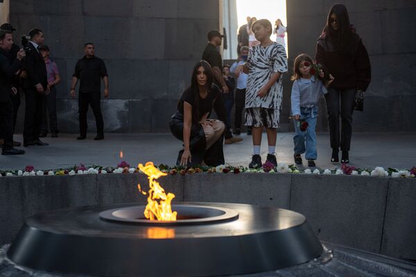 Ким Кардашьян возлагает цветы к Вечному огню на территории мемориального комплекса Цицернакаберд в Ереване - Sputnik Узбекистан