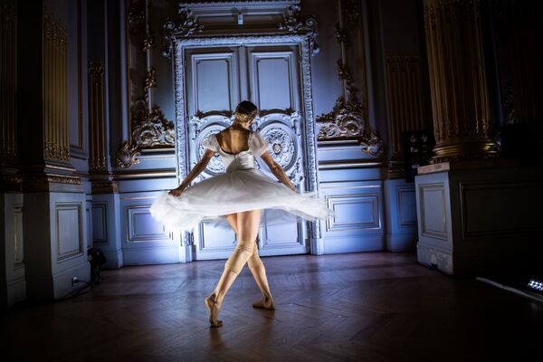 Балерина балетной труппы Парижской Оперы выступает во время танцевального шоу Degas Danse в музее Orsay в Париже - Sputnik Узбекистан