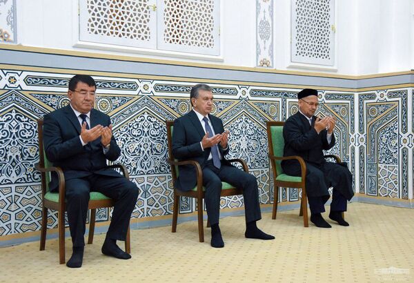 Шавкат Мирзиёев посетил мавзолей Хакима Термизи Шавкат Мирзиёев посетил мавзолей Хакима Термизи - Sputnik Узбекистан