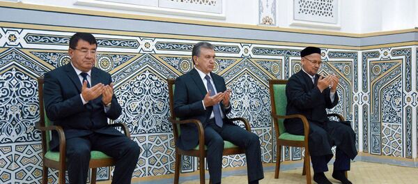 Шавкат Мирзиёев посетил мавзолей Хакима Термизи Шавкат Мирзиёев посетил мавзолей Хакима Термизи - Sputnik Ўзбекистон