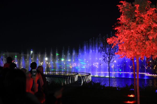 Во время включения фонтана общее освещение парка временно отключатеся для большего эффекта - Sputnik Узбекистан