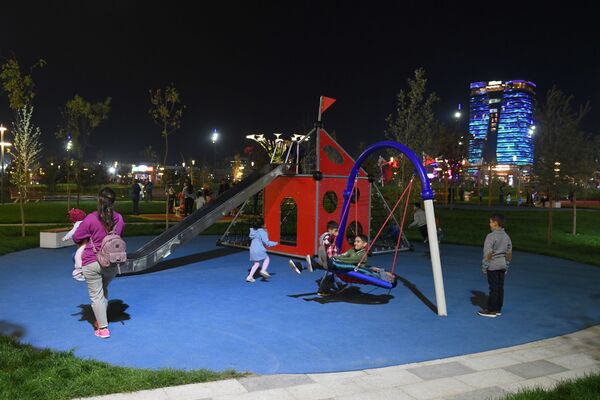 Множество бесплатных детских игровых площадок - Sputnik Узбекистан