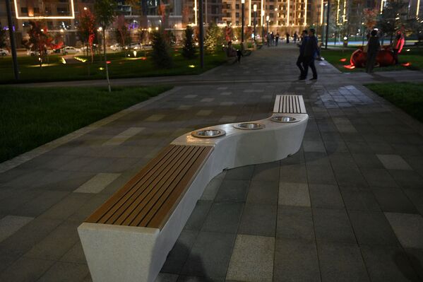 Оригинальные скамейки со встроенными урнами для мусора - Sputnik Узбекистан
