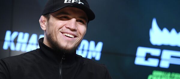 Чемпион Gorilla Fighting Championship (GFC) в полулегком весе Умар Нурмагомедов во время пресс-конференции бойца смешанного стиля, чемпиона абсолютного бойцовского чемпионата (UFC) в легком весе Хабиба Нурмагомедова в Международном мультимедийном пресс-центре МИА Россия сегодня в Москве. - Sputnik Узбекистан