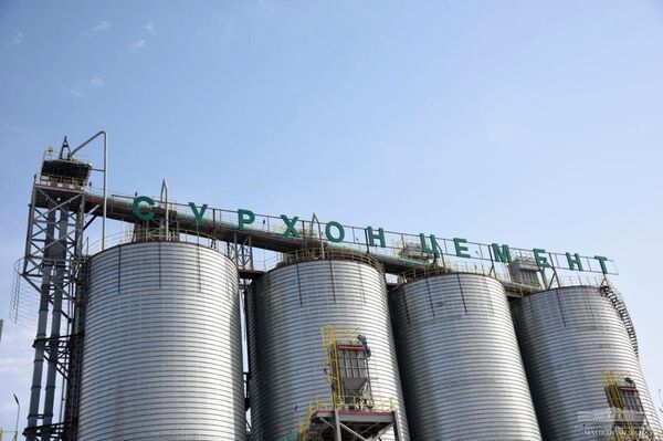 Шавкат Мирзиёев посетил цементный завод в Сурхандарье Шавкат Мирзиёев посетил цементный завод в Сурхандарье - Sputnik Узбекистан