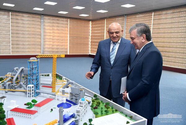 Шавкат Мирзиёев посетил цементный завод в Сурхандарье Шавкат Мирзиёев посетил цементный завод в Сурхандарье - Sputnik Узбекистан