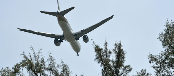 Самолет Boeing 777 заходит на посадку - Sputnik Узбекистан
