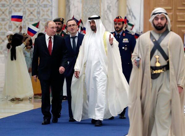 Prezident RF Vladimir Putin i nasledniy prins Abu-Dabi Muxammed ben Zaid Al Naxayan na seremonii ofitsialnoy vstrechi - Sputnik O‘zbekiston