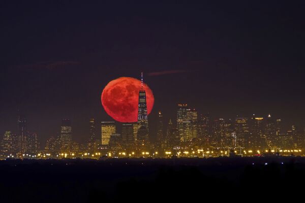Восход кровавой луны над небоскребами Нью-Йорка. - Sputnik Узбекистан