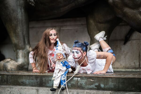 Devushki v kostumax zombi, prinimayut uchastie v meropriyatii Zombie Walk v Parije, Fransiya - Sputnik O‘zbekiston