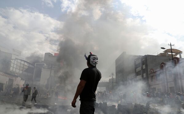 Протестующий в маске Анонимуса на митинге в Эквадоре  - Sputnik Ўзбекистон