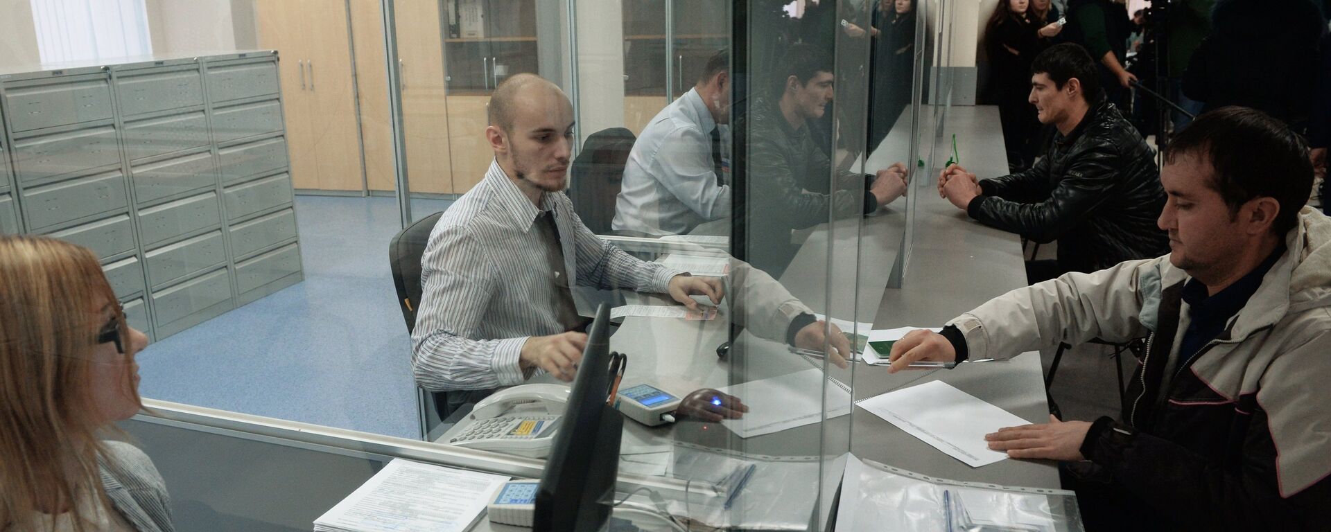 Выдача первых патентов в Едином миграционном центре Московской области - Sputnik Узбекистан, 1920, 09.07.2025