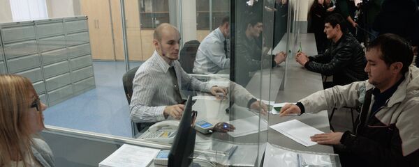 Выдача первых патентов в Едином миграционном центре Московской области Выдача первых патентов в Едином миграционном центре Московской области - Sputnik Ўзбекистон