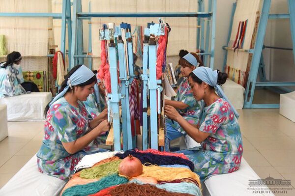 Шелковое царство: как работает предприятие Сурхон ипаги в Термезе - Sputnik Узбекистан