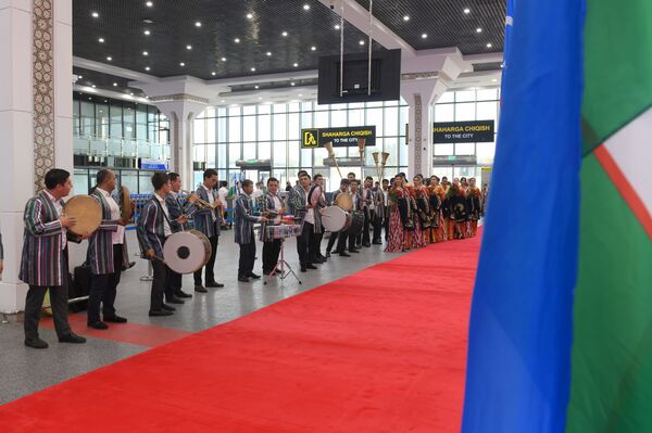 Юных победителей встречали по-взрослому – трогательное видео из аэропорта - Sputnik Узбекистан