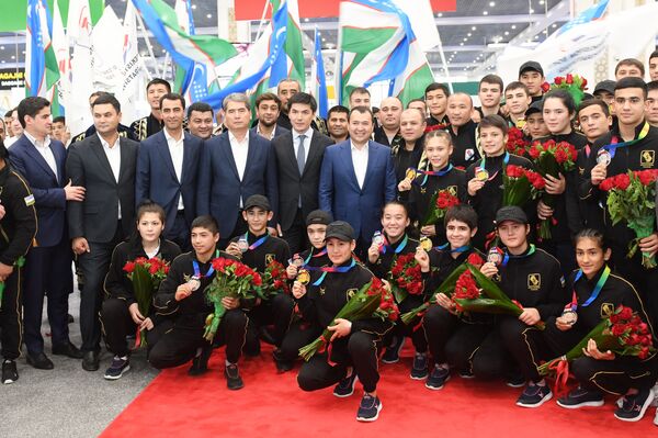 Юных победителей встречали по-взрослому – трогательное видео из аэропорта - Sputnik Узбекистан