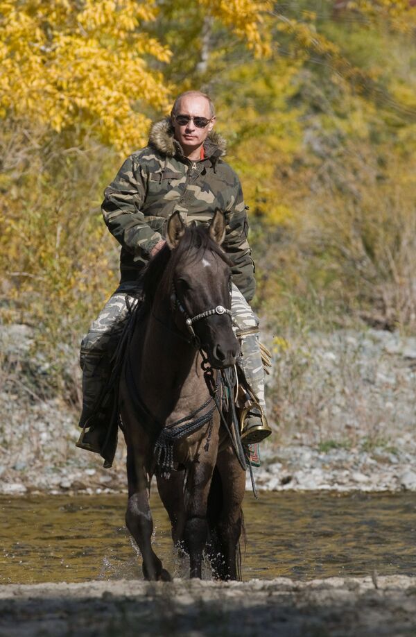 Президент России Председатель правительства РФ Владимир Путин во время экспедиции в Убсунурскую котловину - Sputnik Узбекистан