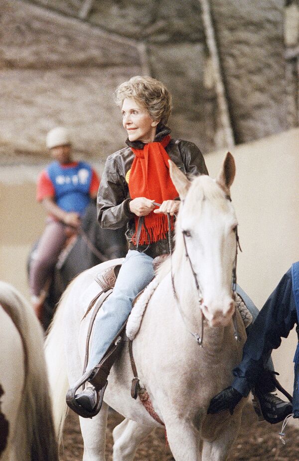 Октябрь 1987 года. Первая леди США Нэнси Рейган верхом на лошади в Вашингтоне. - Sputnik Узбекистан