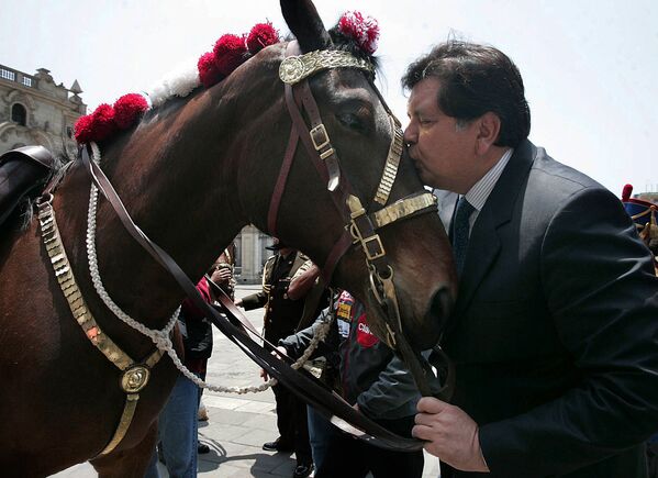  Президент Перу Алан Гарсия целует лошадь в правительственном дворце в Лиме - Sputnik Узбекистан