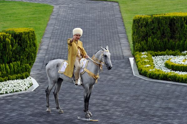 Президент Туркменистана Гурбангулы Бердымухамедов на ахалтекинском жеребце принимает участие в праздновании Дня лошади в Ашхабаде - Sputnik Узбекистан