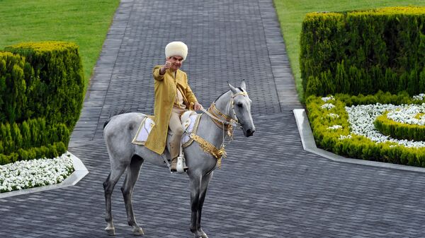 Президент Туркменистана Гурбангулы Бердымухамедов на ахалтекинском жеребце принимает участие в праздновании Дня лошади в Ашхабаде - Sputnik Ўзбекистон