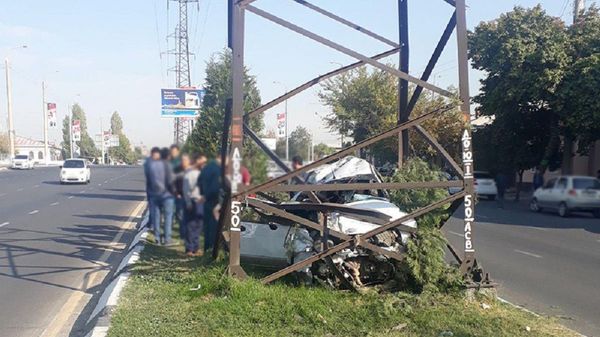 Подросток без прав врезался в опору ЛЭП в Ташкенте - фото Подросток без прав врезался в опору ЛЭП в Ташкенте - фото - Sputnik Узбекистан