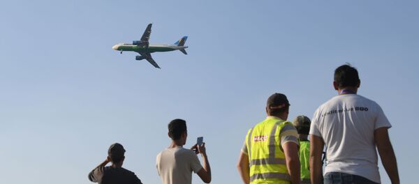 Пролетающий самолет  - Sputnik Узбекистан