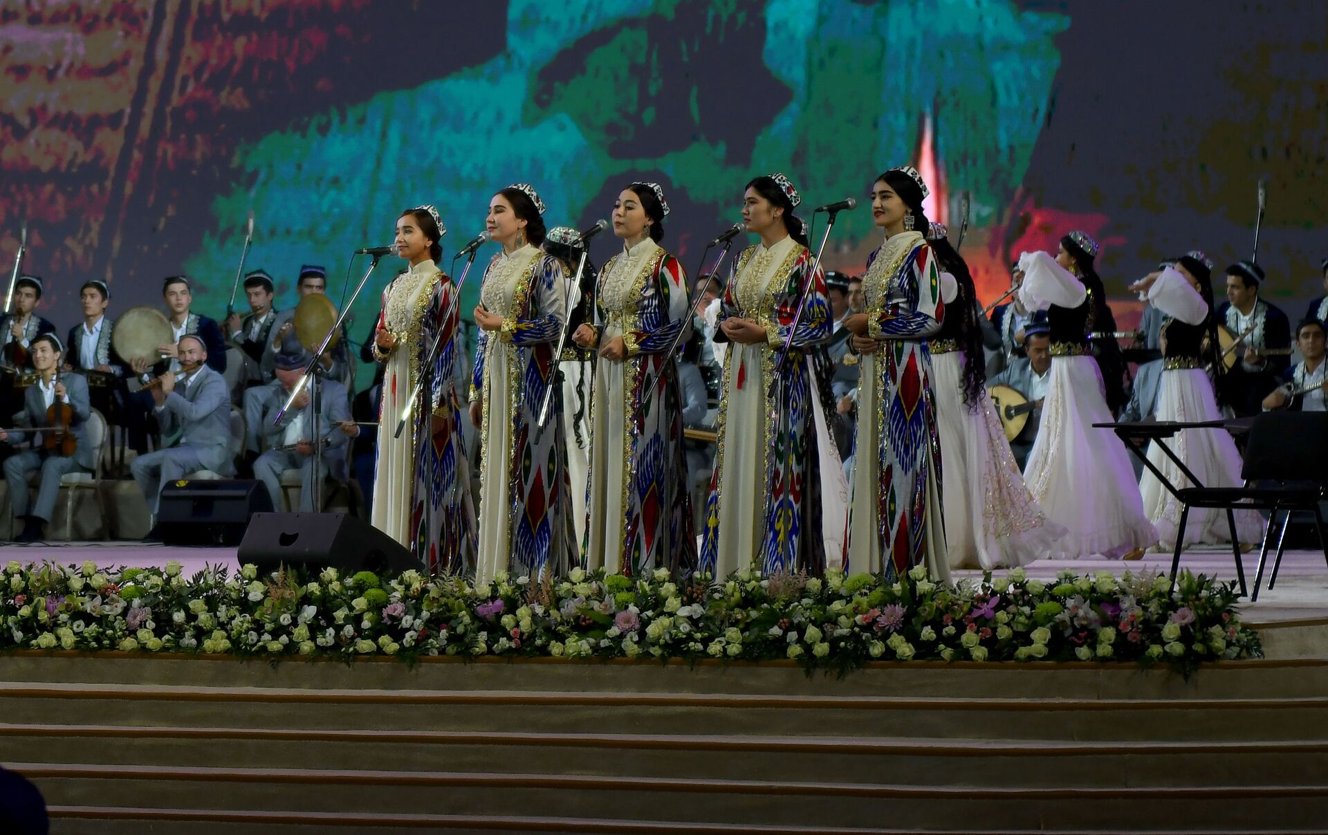 Праздники Узбекистана. Узбекские национальные танцы. Праздник узбекского языка. Праздники в Узбекистане 2022.