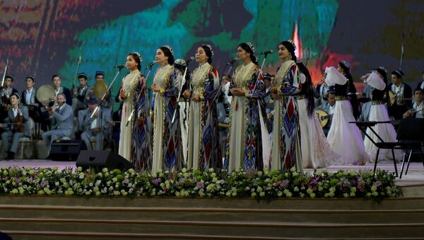Национальные танцы на празднике узбекского языка в Ташкенте - Sputnik Узбекистан