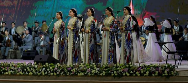 Национальные танцы на празднике узбекского языка в Ташкенте Национальные танцы на празднике узбекского языка в Ташкенте - Sputnik Узбекистан