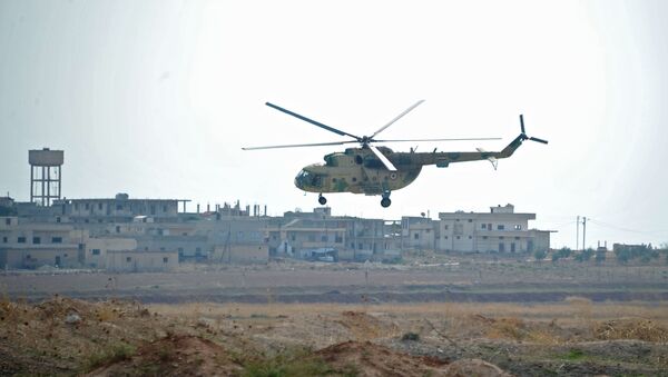 Вертолет сирийских ВВС совершает облет авиабазы Хама в пригороде города Хама сирийской провинции Хама. - Sputnik Ўзбекистон