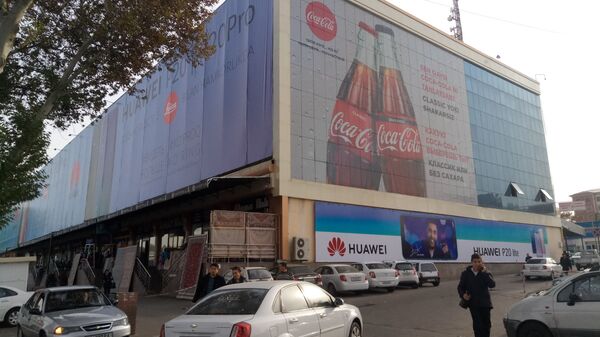 Изображение Coca-Cola на одном из торговых центров в Ташкенте - Sputnik Ўзбекистон