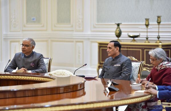 Шавкат Мирзиёев принял делегацию индийского штата Гуджарат Шавкат Мирзиёев принял делегацию индийского штата Гуджарат - Sputnik Узбекистан