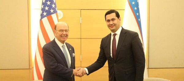 Министр инвестиций и внешней торговли Узбекистана Сардор Умурзаков встретился с министром торговли США Уилбиром Россом. - Sputnik Узбекистан