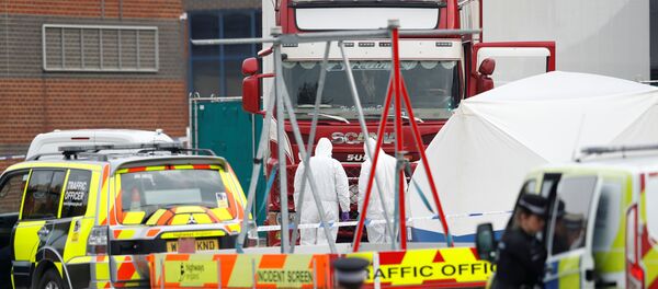 Politsiya na meste obnarujeniya gruzovika s telami v britanskom gorode Greys. 23-oktabrya 2019 - Sputnik O‘zbekiston