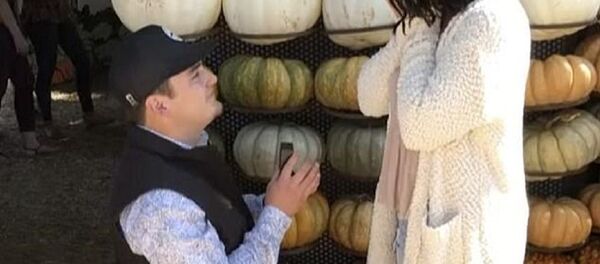 Сделал предложение и уронил ребенка: настоящий фейл попал на видео Сделал предложение и уронил ребенка: настоящий фейл попал на видео - Sputnik Узбекистан